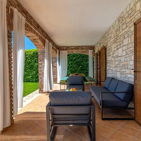 4 Bedroom Cozy In Holiday home *