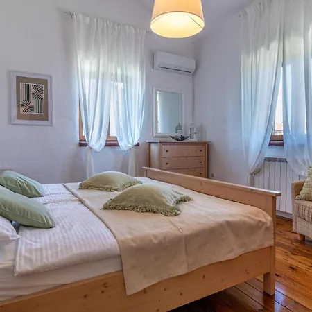 4 Bedroom Cozy In Holiday home