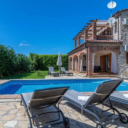 Holiday home 4 Bedroom Cozy In *