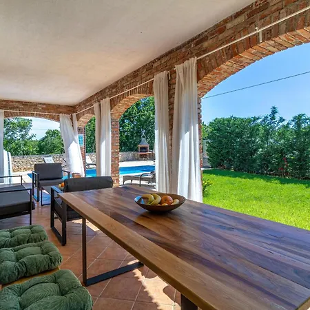 4 Bedroom Cozy In Semesterbostad Cabrunici